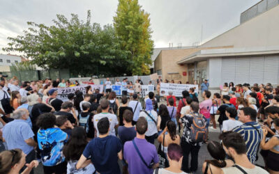 Concentración contra el cierre de la Casa de Juventud de Valdefierro