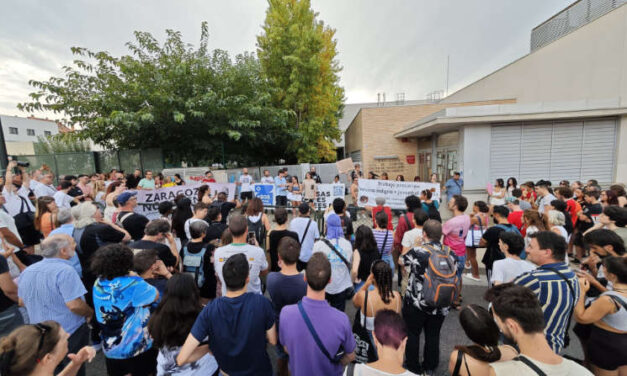 Concentración contra el cierre de la Casa de Juventud de Valdefierro