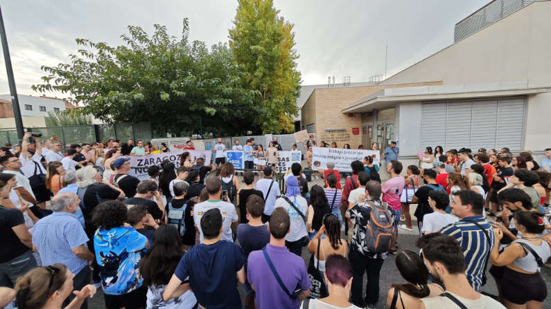 Concentración contra el cierre de la Casa de Juventud de Valdefierro
